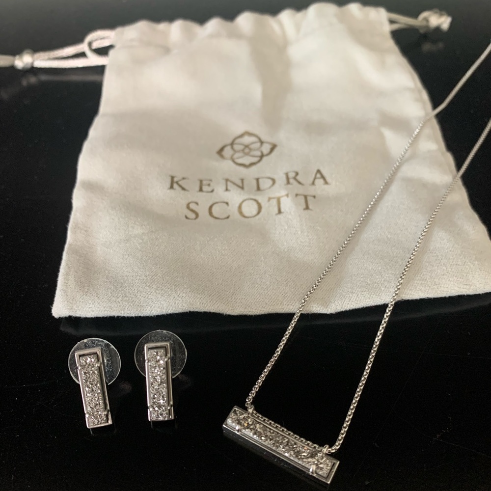 EUC Kendra Scott Necklace and Earring Set
